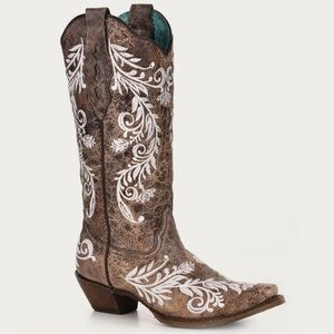 Hello, selling my like brand new corral boots size 8 1/2! Worn once💕